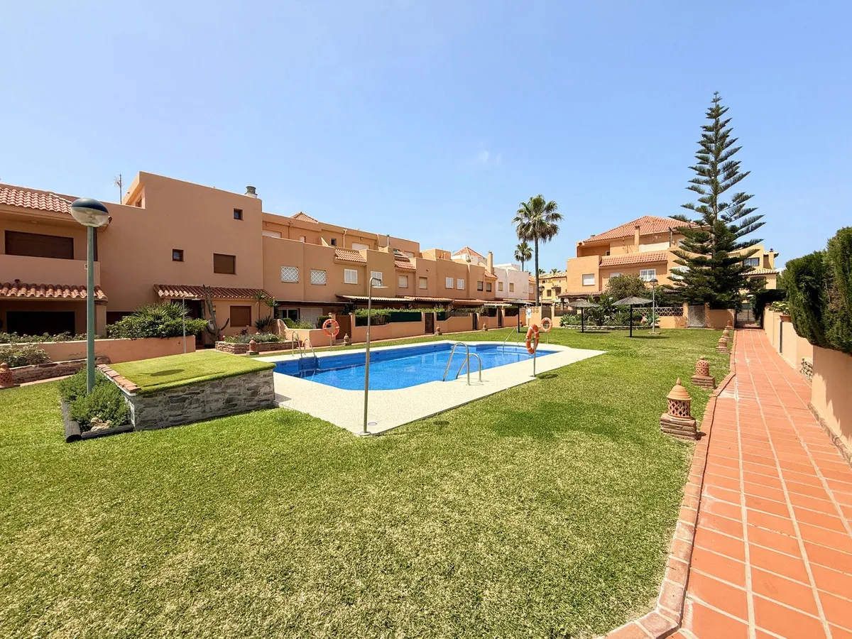 Geschakelde woning (Townhouse) te koop in Casares Playa, Malaga, Spanje