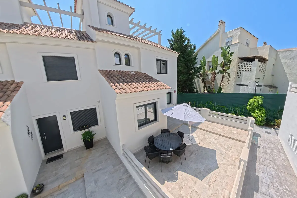 Geschakelde woning (Townhouse) te koop in Estepona, Malaga, Spanje