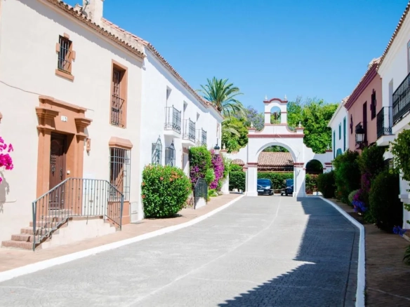Geschakelde woning (Townhouse) te koop in Guadalmina Baja, Malaga, Spanje