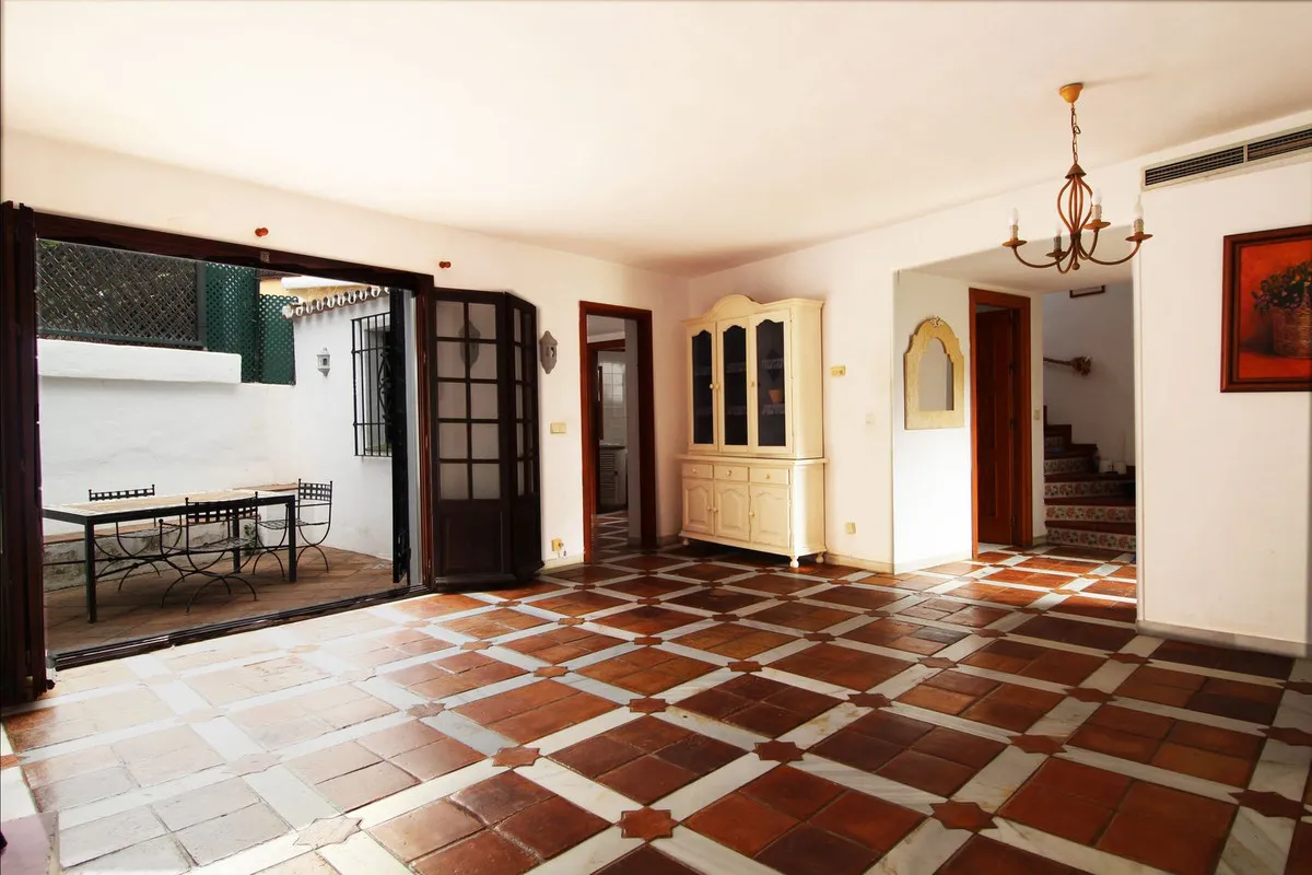 Geschakelde woning (Townhouse) te koop in Guadalmina Baja, Malaga, Spanje