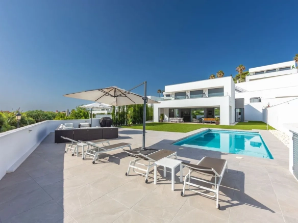Villa te koop in La Duquesa, Malaga, Spanje