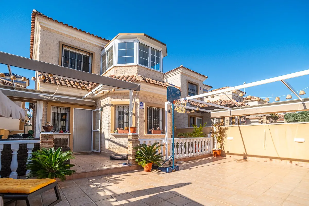 Villa te koop in Urbanizacion El Raso, Alicante, Spanje