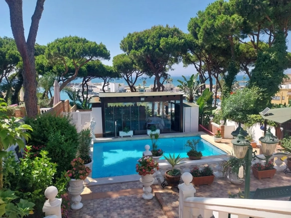 Country House te koop in Puerto de Cabopino, Malaga, Spanje