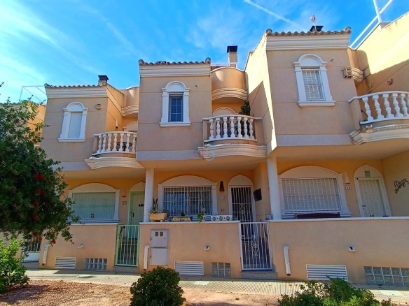 Geschakelde woning (Townhouse) te koop in Almoradi, Alicante, Spanje