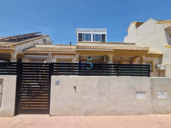 Geschakelde woning (Townhouse) te koop in Daya Nueva, Alicante, Spanje