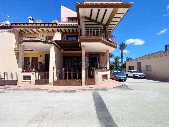 Geschakelde woning (Townhouse) te koop in Daya Nueva, Alicante, Spanje