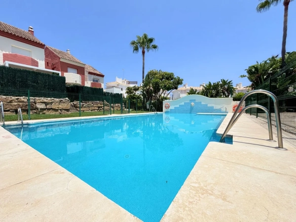 Geschakelde woning (Townhouse) te koop in Estepona, Malaga, Spanje