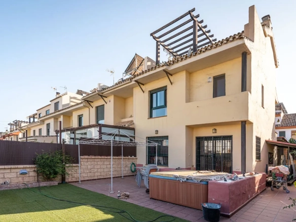 Geschakelde woning (Townhouse) te koop in Estepona, Malaga, Spanje