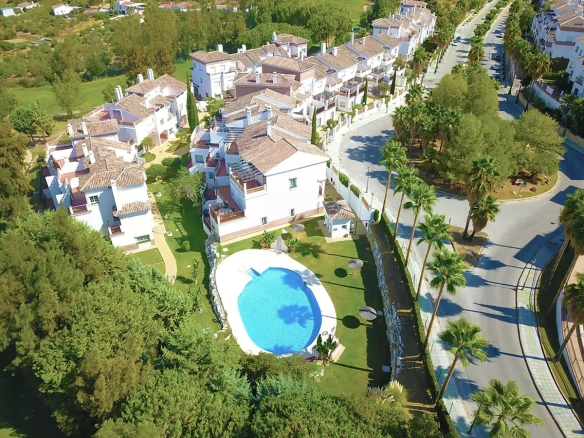 Geschakelde woning (Townhouse) te koop in Lauro Golf, Malaga, Spanje