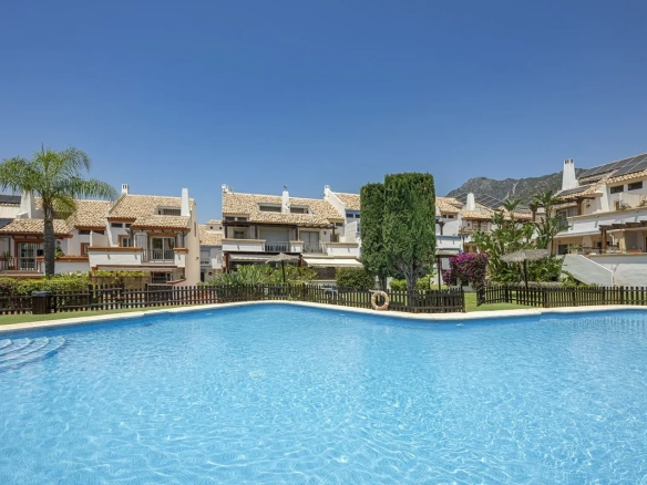Geschakelde woning (Townhouse) te koop in Marbella, Malaga, Spanje