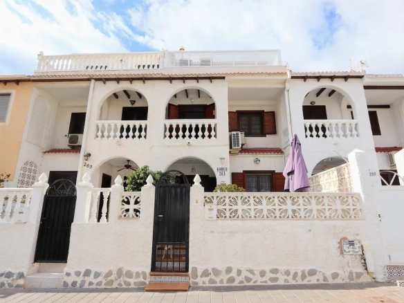 Geschakelde woning (Townhouse) te koop in Mil Palmeras, Alicante, Spanje