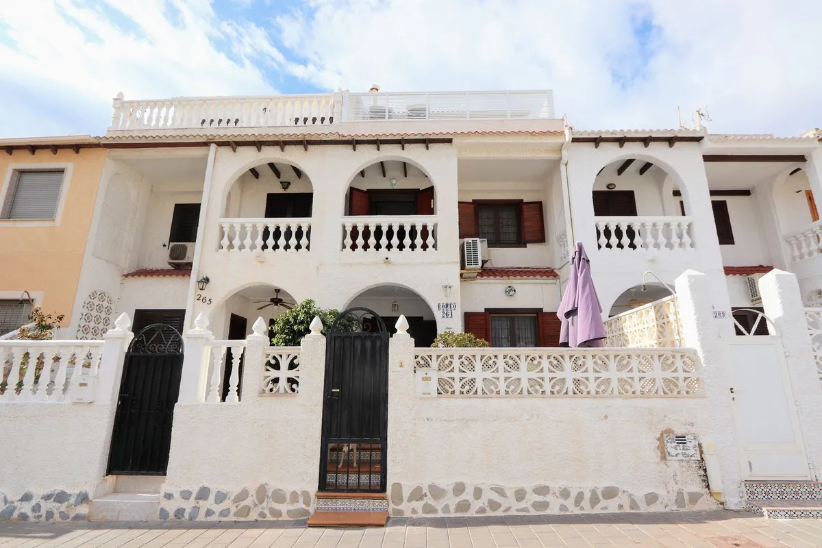 Geschakelde woning (Townhouse) te koop in Mil Palmeras, Alicante, Spanje