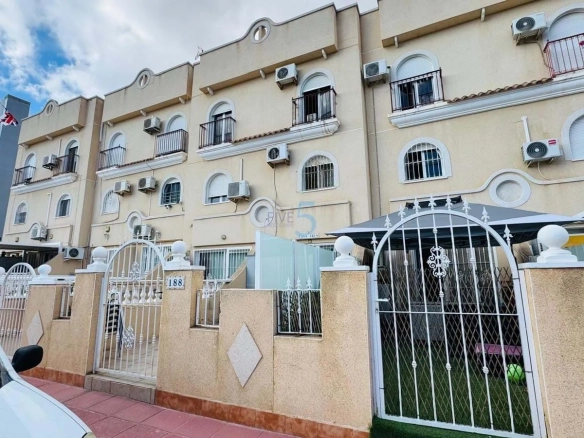 Geschakelde woning (Townhouse) te koop in Orihuela, Alicante, Spanje