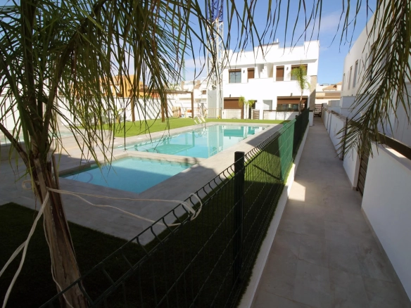 Geschakelde woning (Townhouse) te koop in Pilar de la Horadada, Alicante, Spanje