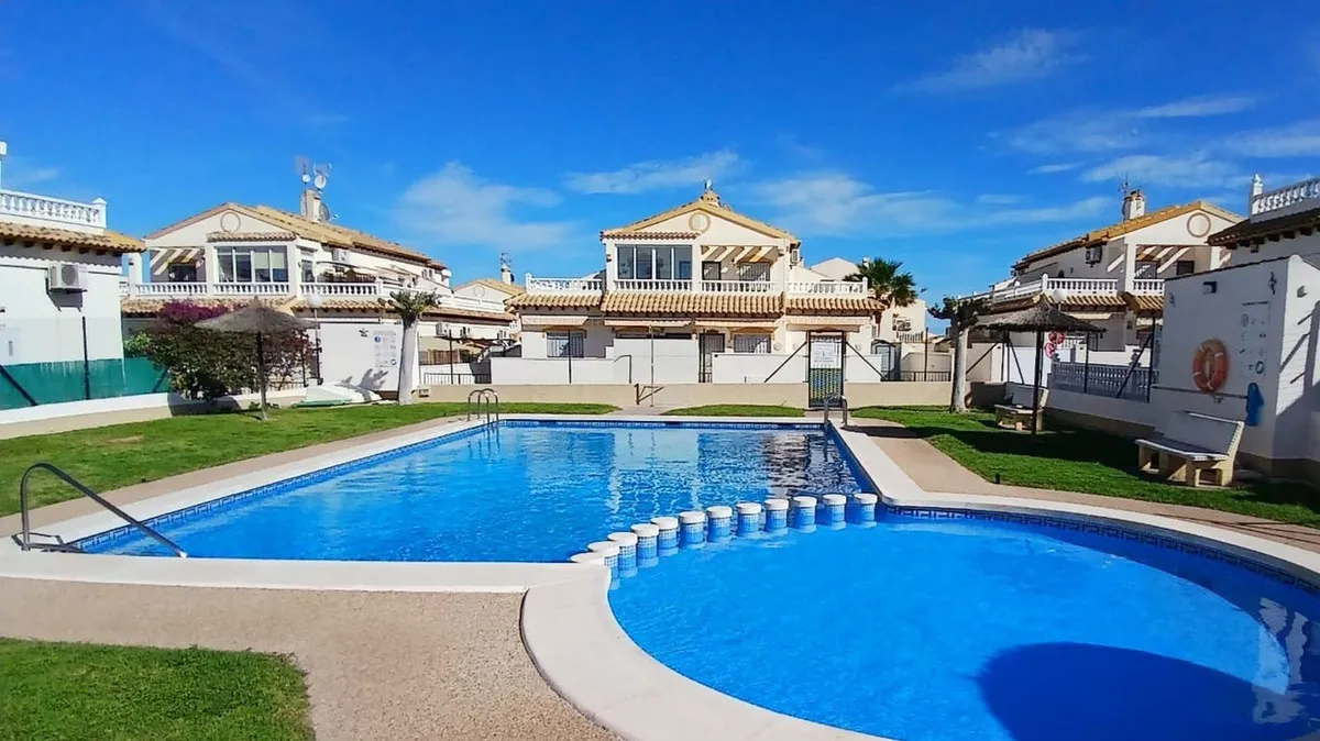 Geschakelde woning (Townhouse) te koop in Punta Prima, Alicante, Spanje