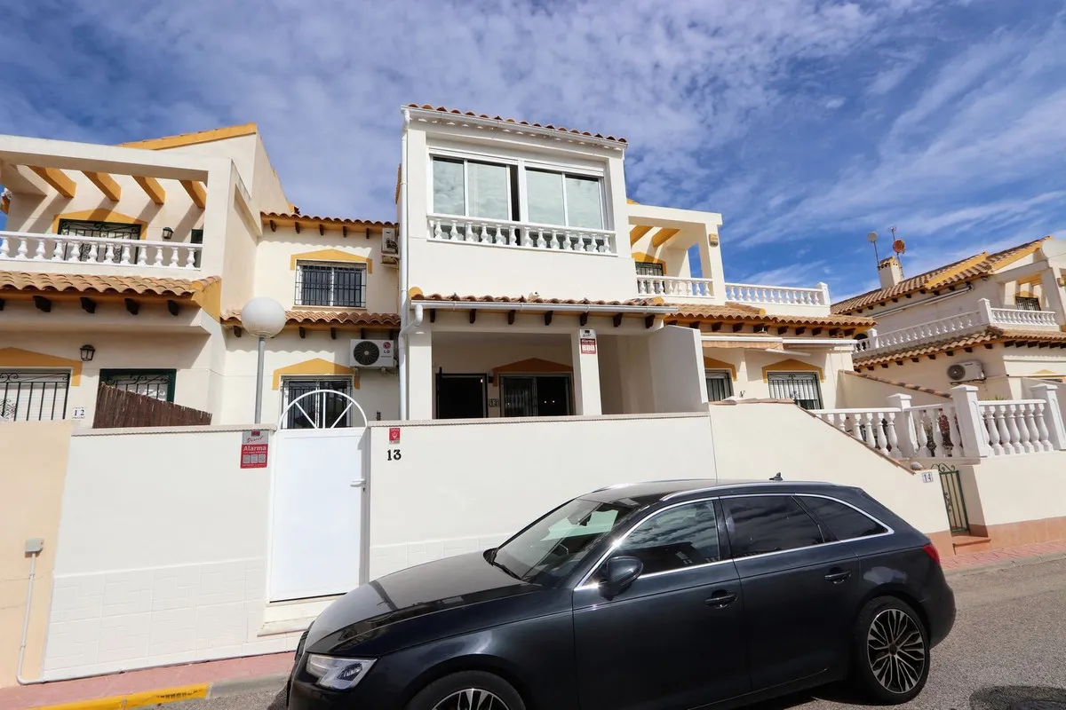 Geschakelde woning (Townhouse) te koop in Punta Prima, Alicante, Spanje