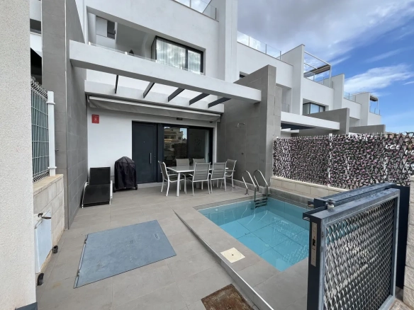 Geschakelde woning (Townhouse) te koop in Villamartin, Alicante, Spanje