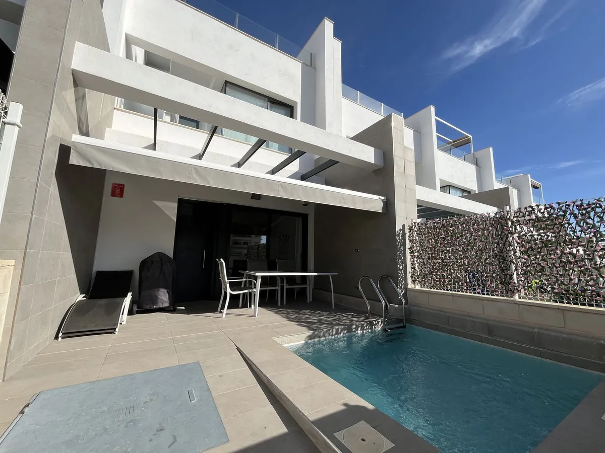 Geschakelde woning (Townhouse) te koop in Villamartin, Alicante, Spanje