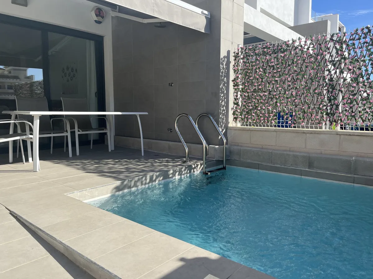 Geschakelde woning (Townhouse) te koop in Villamartin, Alicante, Spanje