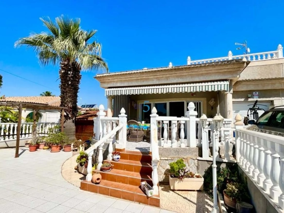 Half-vrijstaande woning te koop in Torrevieja, Alicante, Spanje