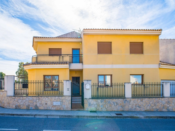 Geschakelde woning (Townhouse) te koop in Pinoso, Alicante, Spanje